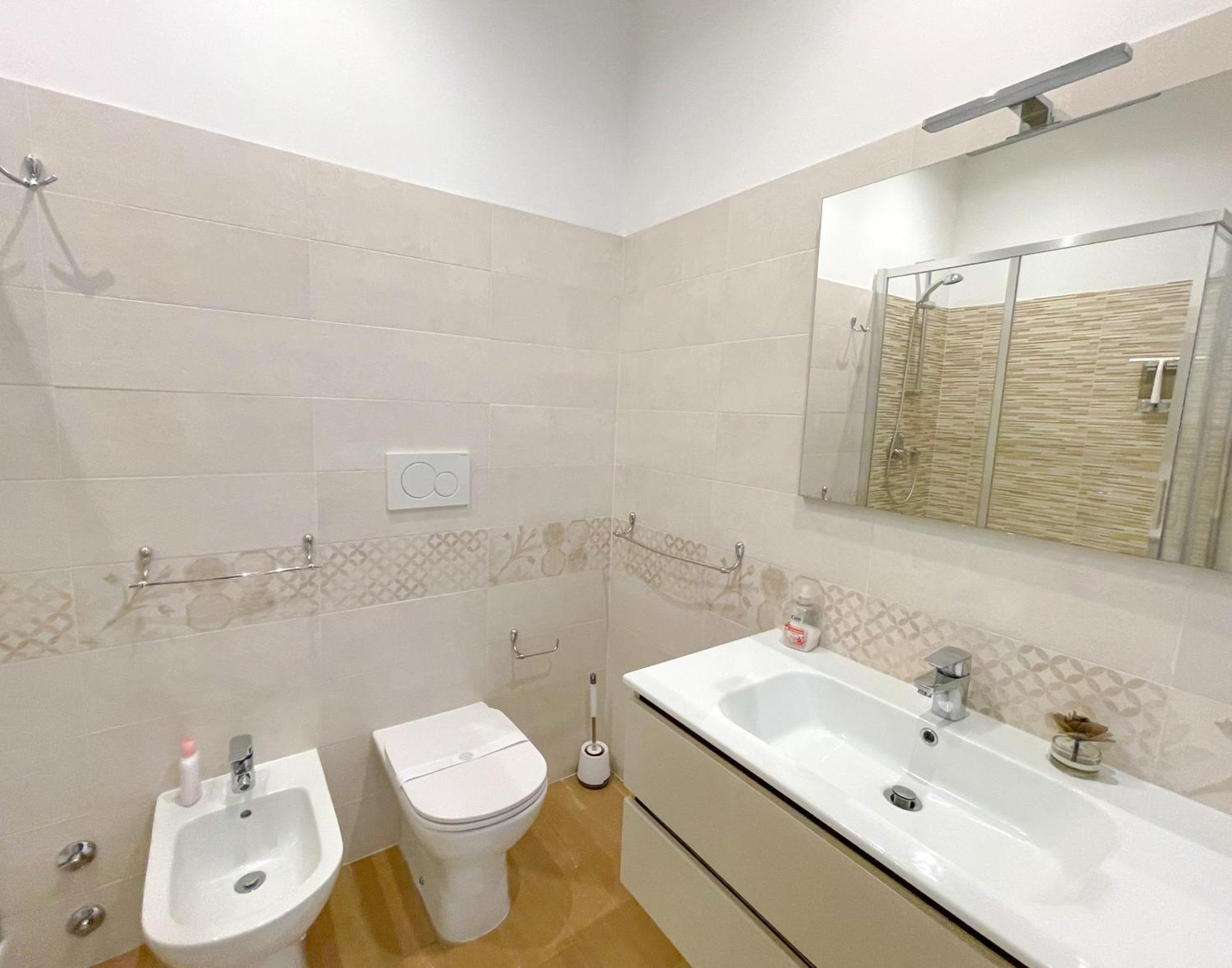 The Shabby House - Charming Seaside Retreat In Central Anzio, Steps From Beach And Train Station 외부 사진
